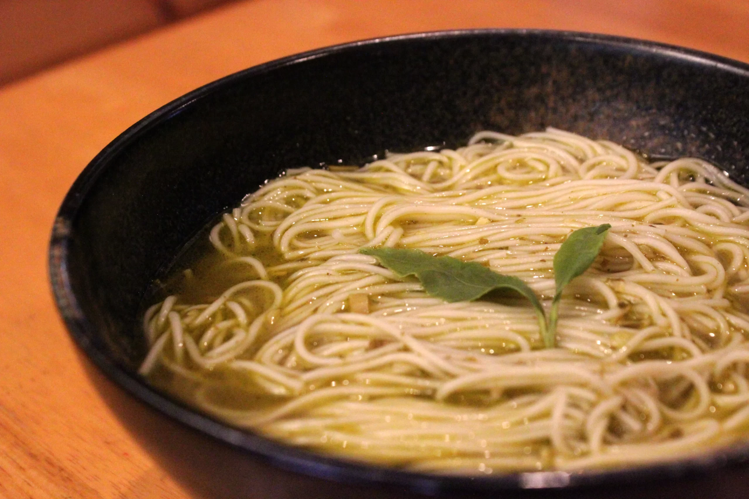 茶味爽快右側面